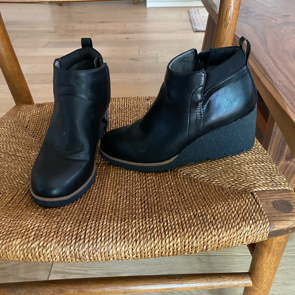 Dr. Sholls Wedge Booties. Great arch support and cute.